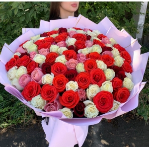 Купить микс-букет из 101 розы со скидкой и доставкой в Биробиджане