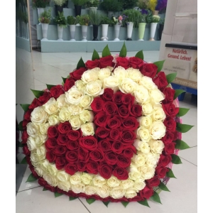 Купить букет в форме сердца из бело-красных роз в Биробиджане