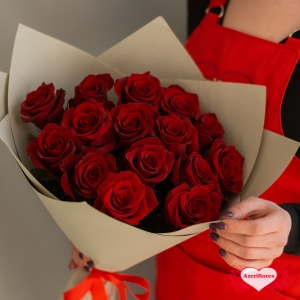 Купить букет из 15 красных роз в Биробиджане