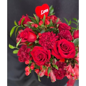 Купить цветы в коробке «Румяная заря» с доставкой в Биробиджане