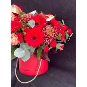 Купить коробку цветов «Багровый пик» с доставкой в Биробиджане