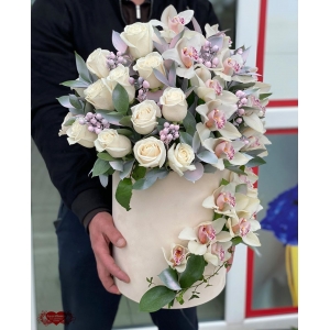 Купить коробку цветов «Белый бархат» с доставкой в Биробиджане