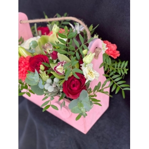 Купить коробку цветов «Радость» с доставкой в Биробиджане