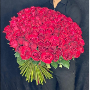 Купить охапку из 101 розы со скидкой и доставкой в Биробиджане