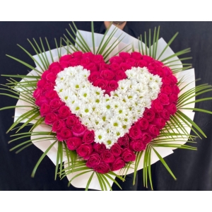 Купить охапку цветов «Сердце любви» с доставкой в Биробиджане