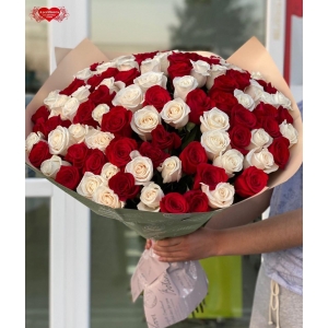 Купить охапку из 101 красных и белых роз с доставкой в Биробиджане