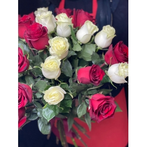 Купить охапку из 41 розы с доставкой в Биробиджане