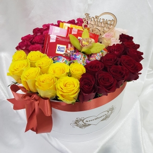 Купить розы в коробке со сладостями в Биробиджане