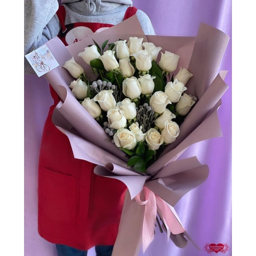 Купать букет из 25 белых роз с доставкой в Биробиджане