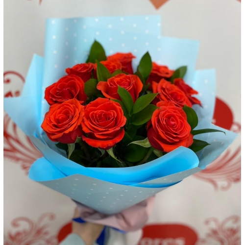 Купить букет из 11 красных роз с зеленью с доставкой в Биробиджане