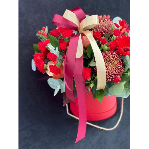 Купить коробку цветов «Багровый пик» с доставкой в Биробиджане