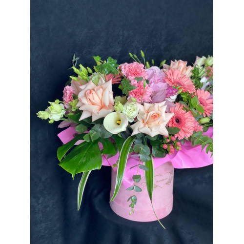 Купить коробку цветов «Любовь в Париже» с доставкой в Биробиджане