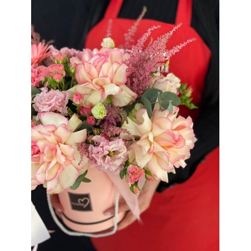 Купить коробку цветов «Мисс Пигги» с доставкой в Биробиджане
