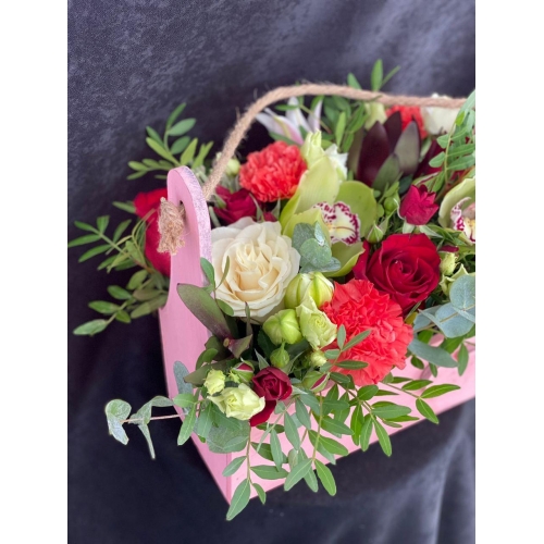 Купить коробку цветов «Радость» с доставкой в Биробиджане