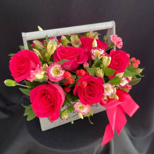Купить коробку цветов «Трепетная любовь» с доставкой в Биробиджане