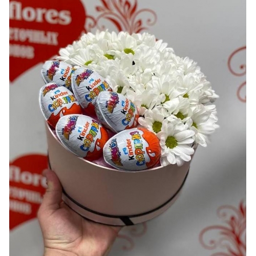 Купить коробку цветов «Ромашки со сладостями» с доставкой в Биробиджане