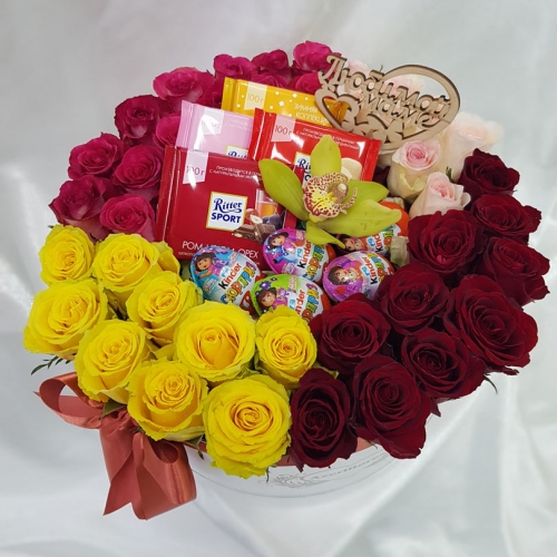 Купить розы в коробке со сладостями в Биробиджане
